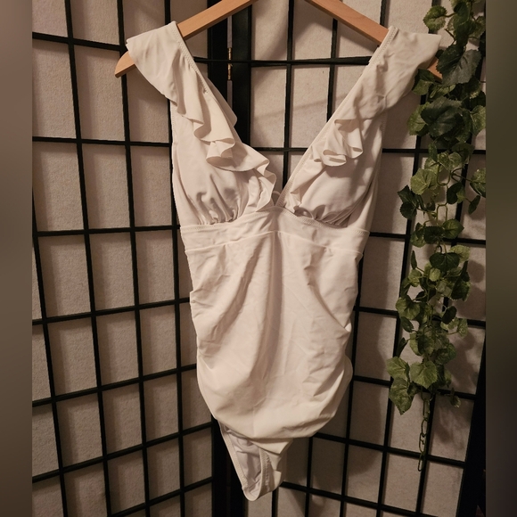 Elegant‎ White Ruffled Swimsuit - Picture 1 of 6